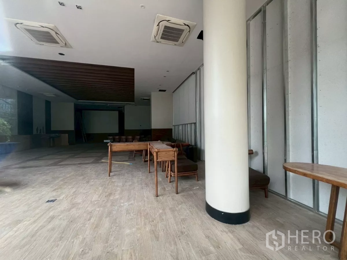 零售空间 出租 - 进深空间，木格天花与投影墙，适合二次装修与品牌展示。