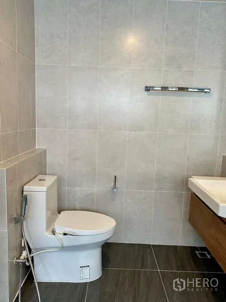 บ้าน ให้เช่าในBang Phli, Samut Prakan - ห้องน้ำปูกระเบื้อง โถสุขภัณฑ์ และเคาน์เตอร์ลอยโทนอบอุ่น