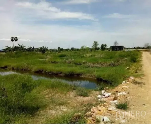 ที่ดิน ขายในBan Pho, Chachoengsao - ที่ดินโล่งมีคูน้ำและถนนลูกรัง ภายใต้ท้องฟ้าโปร่ง