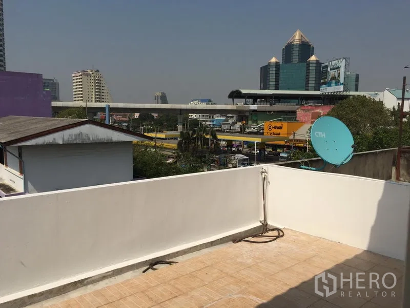 ทาวน์เฮาส์ ให้เช่าในChatuchak, Bangkok - ดาดฟ้าส่วนตัว มองเห็นวิวเมืองและแนวรถไฟฟ้าในย่านจตุจักร