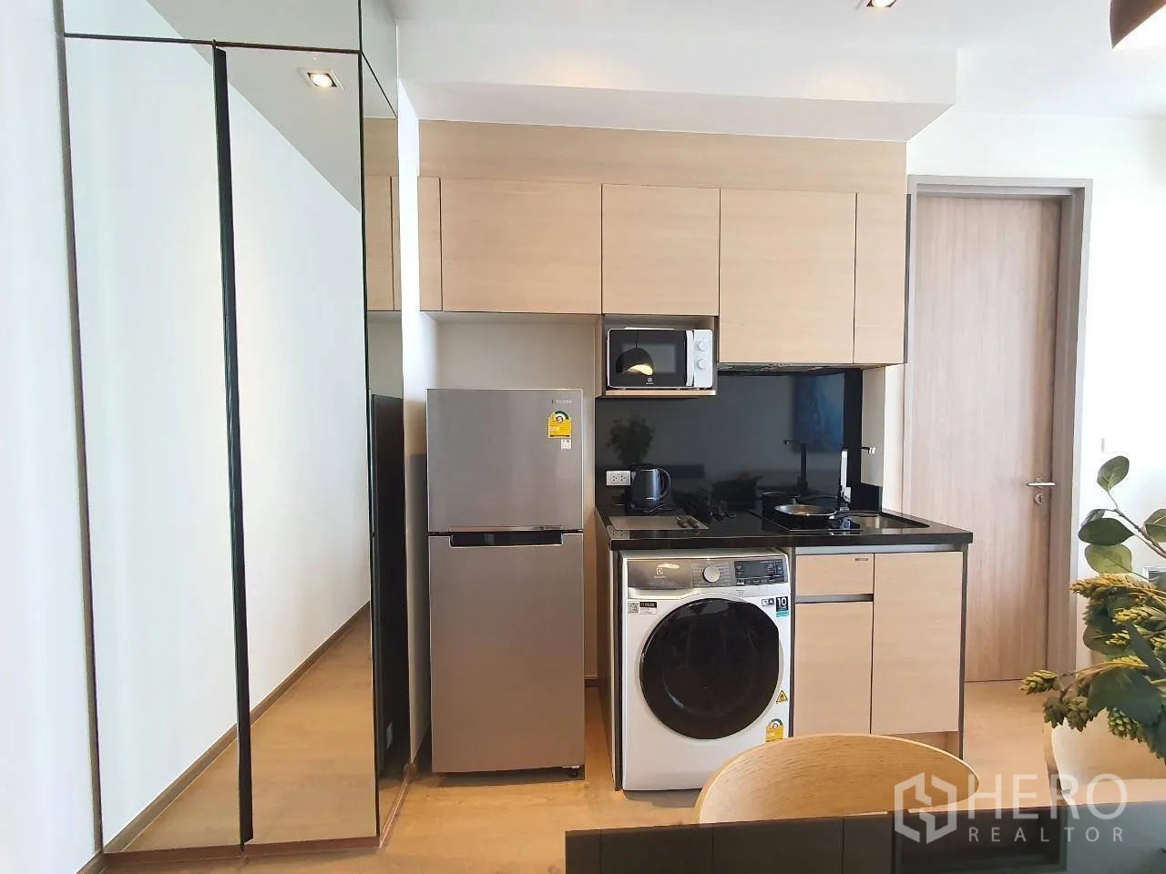 คอนโด for rent in Khlong Toei, Bangkok - ครัวบิลท์อินขนาดกะทัดรัดพร้อมตู้เย็น ไมโครเวฟ เตา และเครื่องซักผ้า