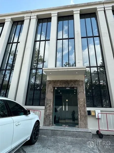 สำนักงานที่บ้าน ให้เช่าในPhra Khanong, Bangkok - อาคารโฮมออฟฟิศสมัยใหม่ หน้าต่างกระจกสูง และทางเข้าแต่งหิน