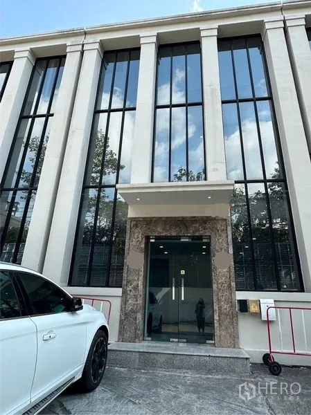 สำนักงานที่บ้าน ให้เช่าในPhra Khanong, Bangkok - อาคารโฮมออฟฟิศสมัยใหม่ หน้าต่างกระจกสูง และทางเข้าแต่งหิน