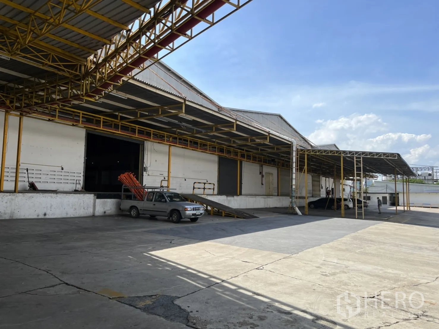 คลังสินค้า ให้เช่าในMueang Samut Prakan, Samut Prakan - ช่องโหลดสินค้ามีหลังคาและทางลาด พร้อมลานคอนกรีตกว้างของโกดังอุตสาหกรรม