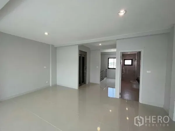 Home Office for rent - Bright open-plan room with glossy tiles, recessed lights, a private lift and access to a modern bathroom.