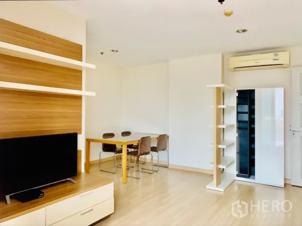 公寓 出租在Bang Rak, Bangkok - 明亮客餐厅，木质电视墙与空调，曼谷邦拉区公寓。