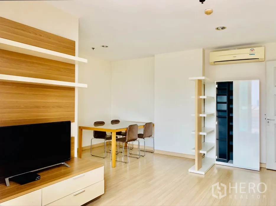 公寓 出租在Bang Rak, Bangkok - 明亮客餐厅，木质电视墙与空调，曼谷邦拉区公寓。