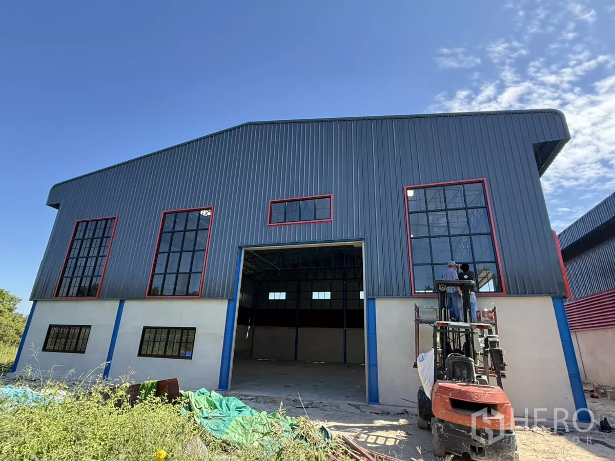 คลังสินค้า ให้เช่าในLam Luk Ka, Pathum Thani - ด้านหน้าโกดังสร้างใหม่ กระจกบานสูงและประตูม้วนไฟฟ้าขนาด 5x5 ม.