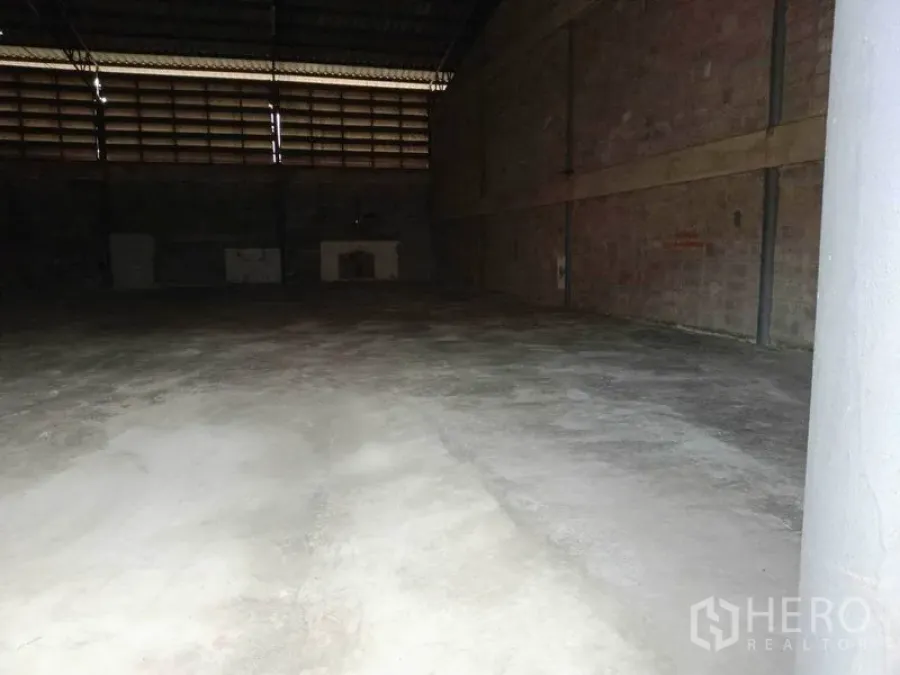 Warehouse for rent in Mueang Samut Sakhon, Samut Sakhon - Deep warehouse bay with concrete slab flooring and upper louvered windows.