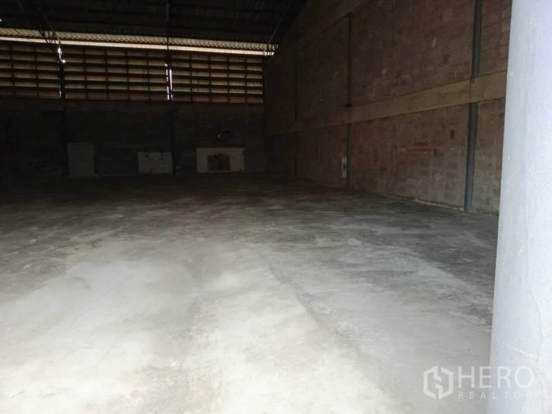 Warehouse for rent in Mueang Samut Sakhon, Samut Sakhon - Deep warehouse bay with concrete slab flooring and upper louvered windows.