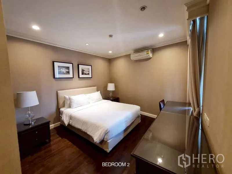 พื้นที่ขายปลีก ให้เช่าในWatthana, Bangkok - ห้องนอนอบอุ่น เตียงคู่ โต๊ะทำงาน และเครื่องปรับอากาศติดผนัง