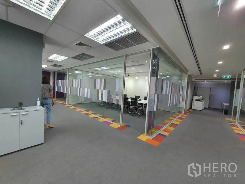 สำนักงาน ให้เช่าในRatchathewi, Bangkok - พื้นที่สำนักงานพร้อมห้องประชุมกระจกและโถงกลางปูพรม