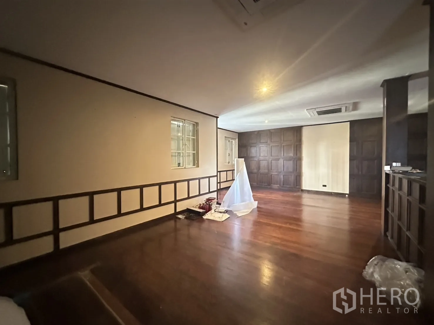 Detached House for rent - Upper floor room with polished wood floors and paneled feature wall.