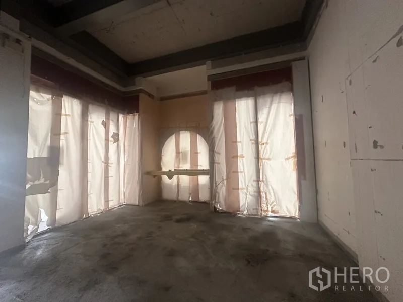 零售空间 出租在Khlong Toei, Bangkok - 前区带拱形壁龛与多扇覆盖的落地门，光线漫入。