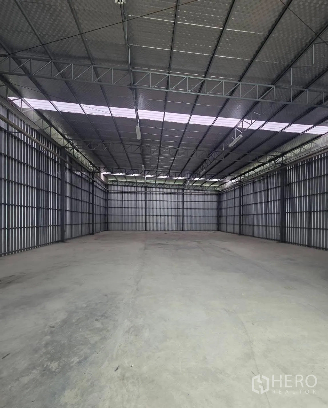 โรงงาน for rent in Mueang Samut Prakan, Samut Prakan - พื้นโกดังกว้าง ผนังโครงเหล็ก พร้อมไฟฟลูออเรสเซนต์