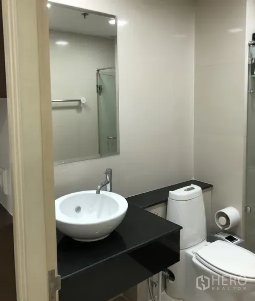 คอนโด ให้เช่าในKhlong Toei, Bangkok - เคาน์เตอร์ล้างหน้าพร้อมอ่างทรงกลม กระจกบานใหญ่ และห้องอาบน้ำกระจก