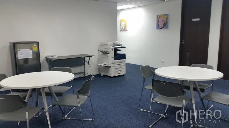 สำนักงาน ให้เช่าในRatchathewi, Bangkok - โซนแพนทรีและพื้นที่พักผ่อน มีโต๊ะกลม เก้าอี้สีเทา ตู้เย็น และเครื่องถ่ายเอกสาร