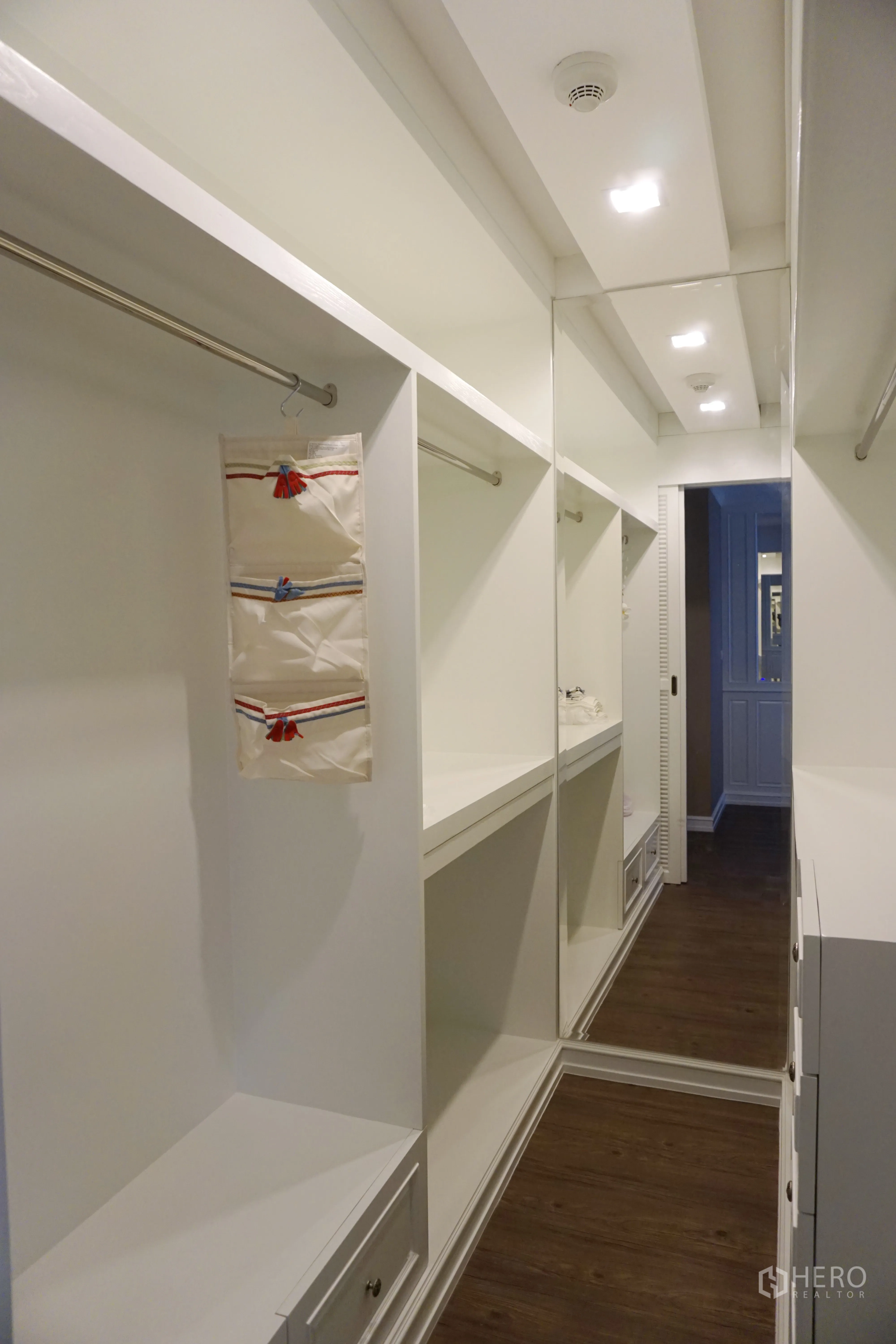 คอนโด ให้เช่าในBang Kho Laem, Bangkok - วอล์กอินโคลเซ็ตสว่างตา ตู้บิลท์อินสีขาว กระจก และพื้นไม้