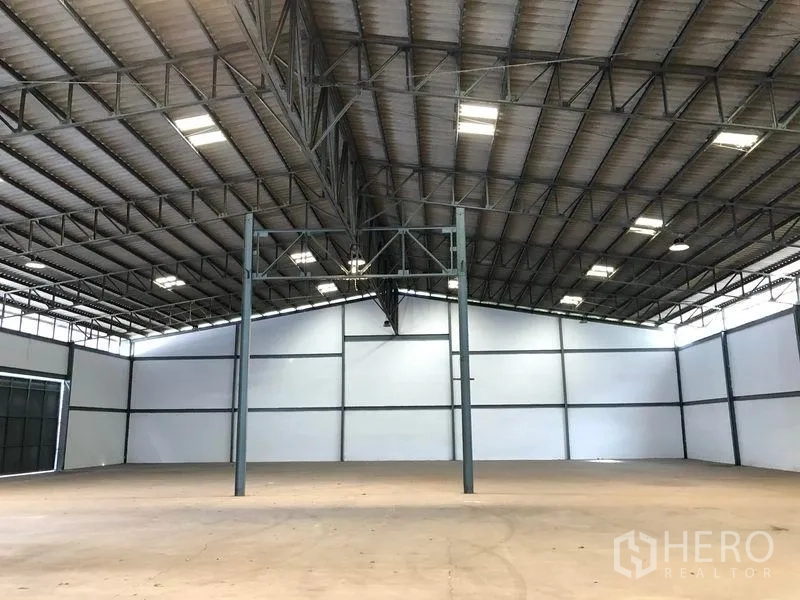 คลังสินค้า ให้เช่าในKhlong Luang, Pathum Thani - ภายในโกดังโล่ง เสาเหล็ก รองรับหลังคาสูง และไฟสว่างทั่วถึง.