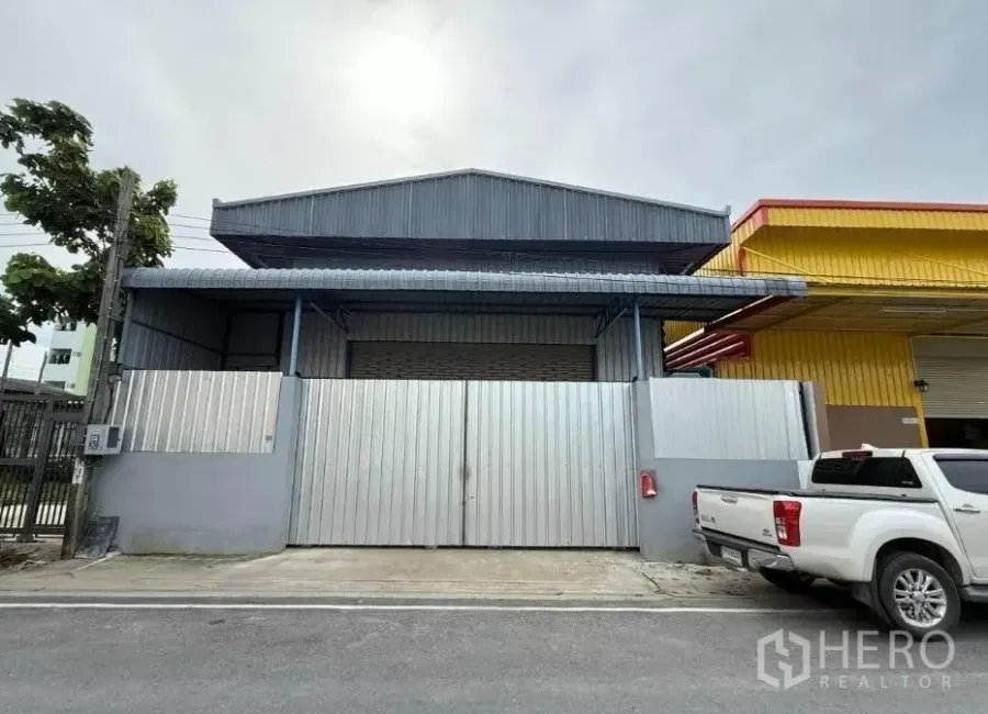 คลังสินค้า ให้เช่าหรือขายในBang Sao Thong, Samut Prakan - โกดังหน้าประตูเหล็กพร้อมหลังคารับส่งของ ที่บางเสาธง