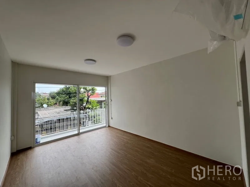 สำนักงานที่บ้าน ให้เช่าในHuai Khwang, Bangkok - ห้องนอนรับแสงดี หน้าต่างกว้าง มองเห็นระเบียงและบ้านรอบข้าง