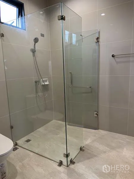 โรงงาน ให้เช่าหรือขายในLam Luk Ka, Pathum Thani - ห้องน้ำสะอาด ห้องอาบน้ำกระจกกั้นพร้อมชุดฝักบัว