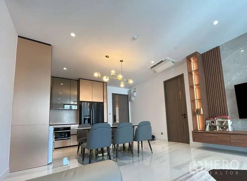 คอนโด ให้เช่าหรือขายในSathon, Bangkok - โซนรับประทานอาหารสำหรับหกที่นั่งเชื่อมต่อครัวและห้องนั่งเล่น พร้อมไฟดีไซน์