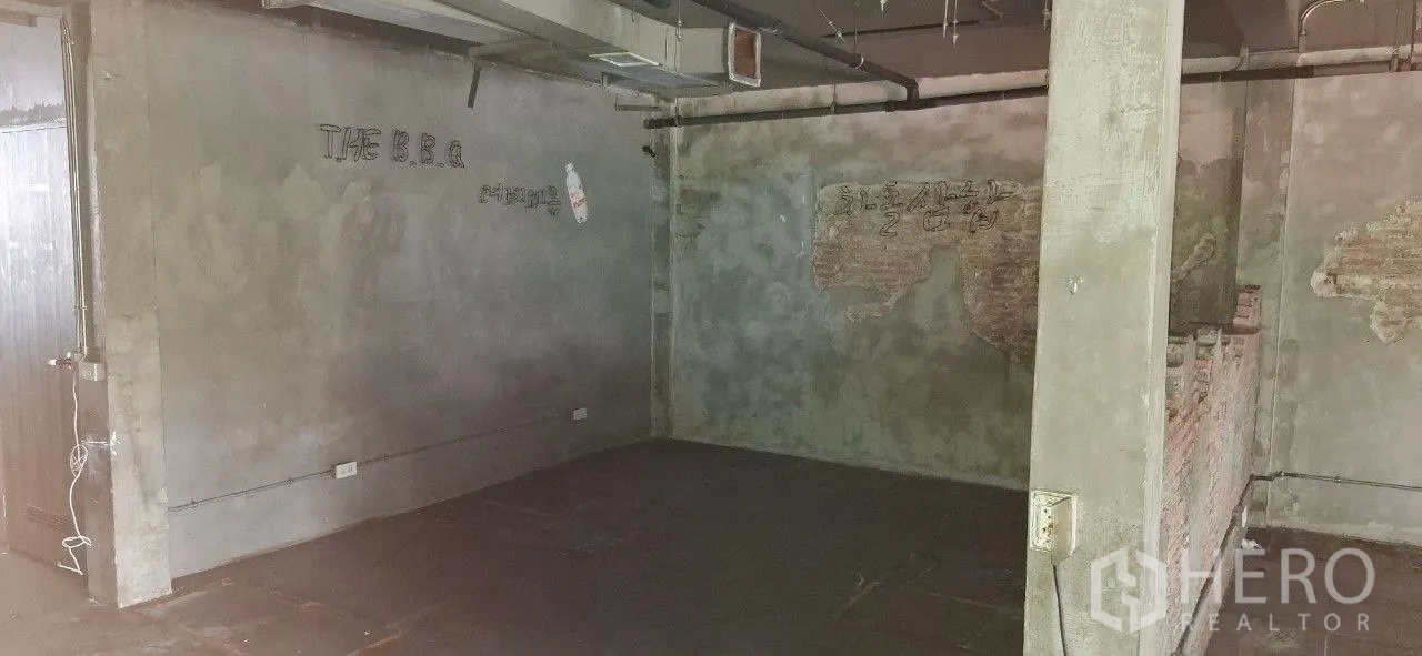 店屋 出租或出售在Watthana, Bangkok - 宽敞房间，水泥墙、天花管线与局部裸砖，适合二次装修。