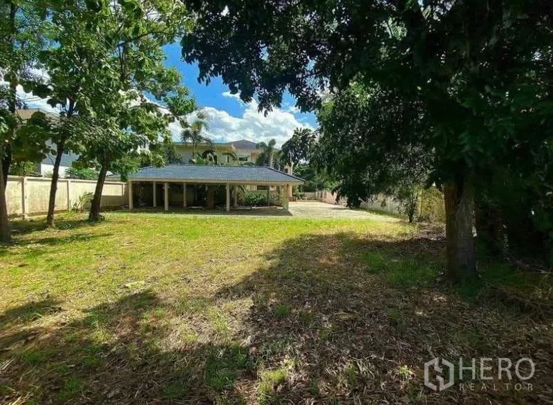 独立式住宅 出售在Prawet, Bangkok - 深阔后花园，浓荫与远处凉亭