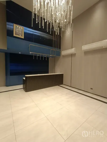สำนักงานที่บ้าน ให้เช่าหรือขายในPhra Khanong, Bangkok - เคาน์เตอร์ต้อนรับใต้โคมระย้า พื้นกระเบื้องแกรนิตโต้ และเครื่องปรับอากาศ
