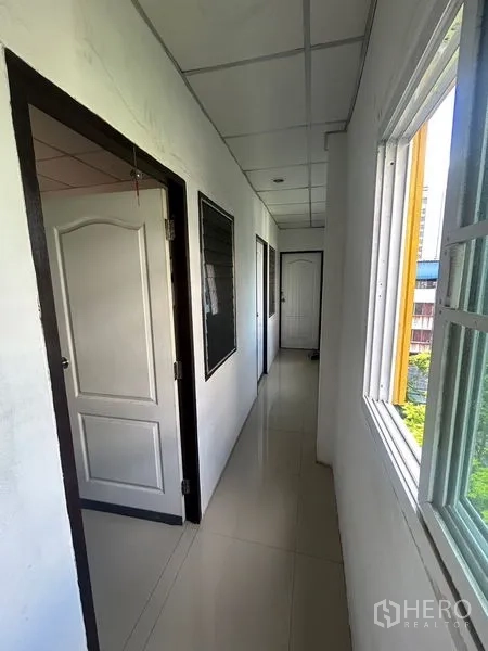 อาคารพาณิชย์ ให้เช่าในKhlong Toei, Bangkok - ทางเดินรับแสงธรรมชาติ มีหน้าต่างเลื่อนและประตูหลายบานมองเห็นวิวเมือง