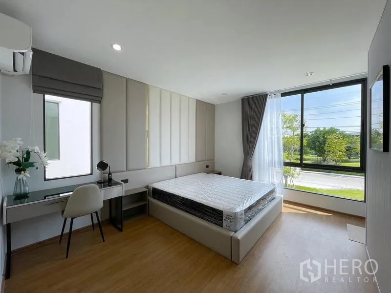 Townhouse for rent in Bang Phli, Samut Prakan - Spacious master bedroom with built-in headboard and study nook.