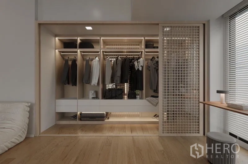 บ้าน ให้เช่าในSaphan Sung, Bangkok - ตู้เสื้อผ้าแบบเปิด มีไฟในช่องและบานเลื่อนลายระแนง