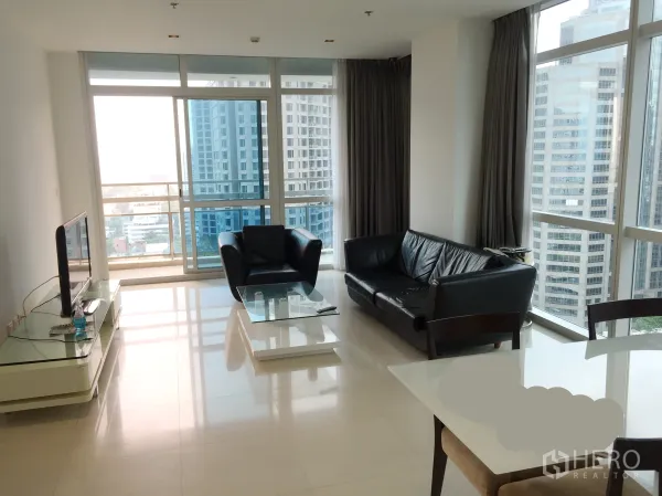 คอนโด ให้เช่าในPathum Wan, Bangkok - ห้องนั่งเล่นมุมกระจกเต็มบาน มีระเบียงและวิวเมืองกรุงเทพฯ