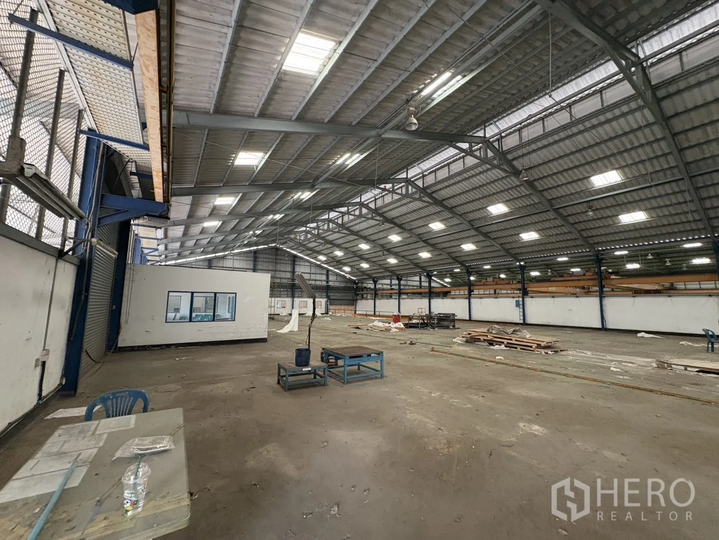 工厂 出租在Phra Pradaeng, Samut Prakan - 仓库转角，设内部盒式办公室与开放作业区。