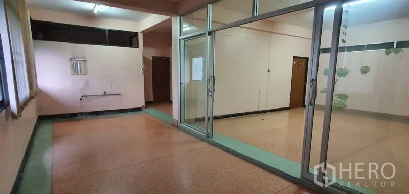 คลังสินค้า ให้เช่าในBang Kho Laem, Bangkok - โถงเปิดโล่ง ประตูกระจกบานเลื่อน พื้นหินขัด และมุมอ่างซิงก์