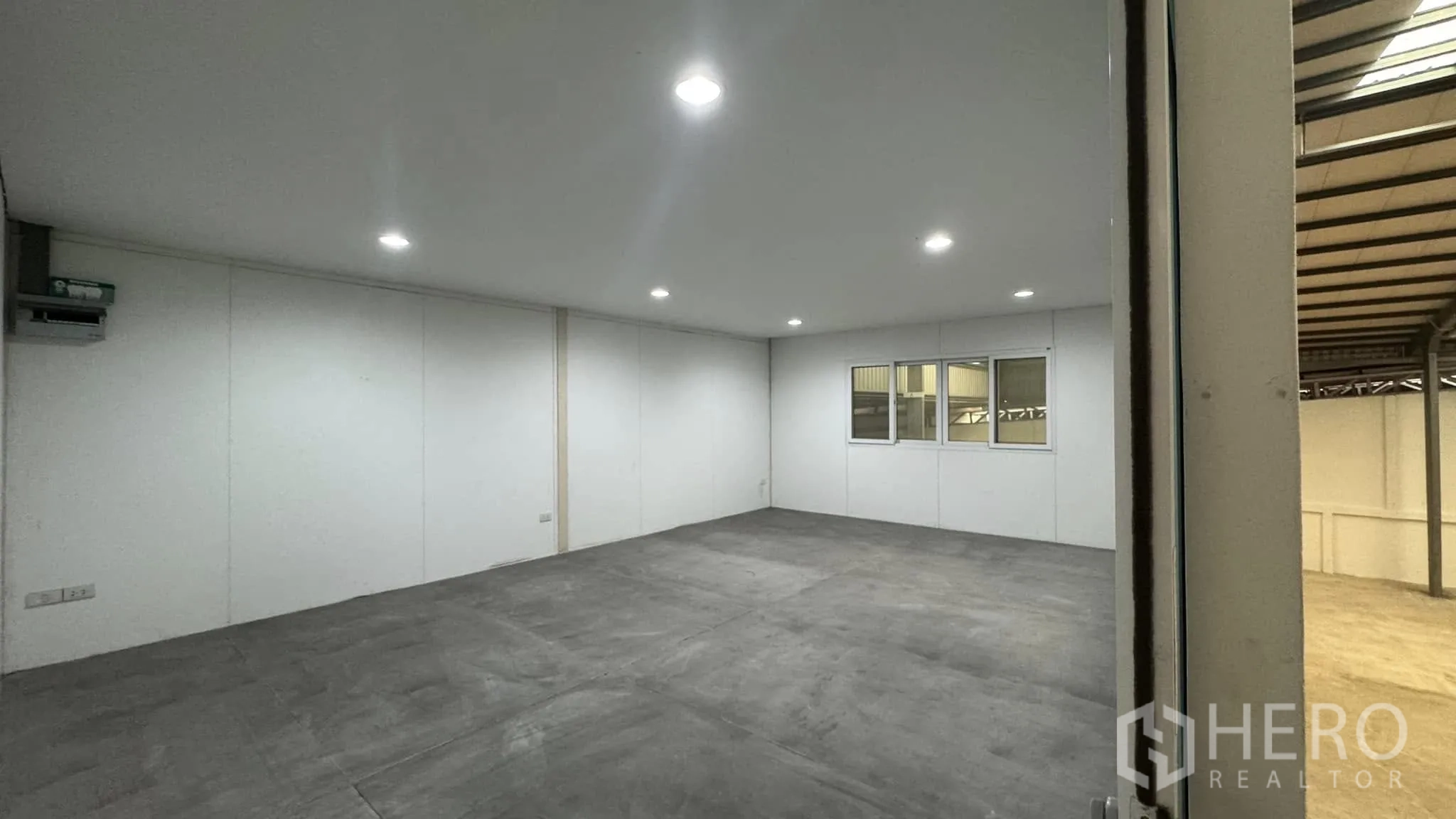 คลังสินค้า ให้เช่าในWatthana, Bangkok - ห้องออฟฟิศสว่าง ไฟดาวน์ไลท์ มีหน้าต่างมองเห็นพื้นที่โกัง