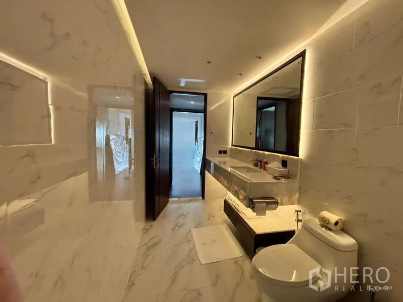 คอนโด ให้เช่าในWatthana, Bangkok - ห้องน้ำหินอ่อนทันสมัย เคาน์เตอร์ยาว กระจกไฟซ่อน และโถสุขภัณฑ์