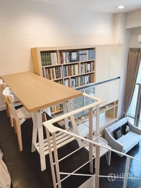 公寓 出租或出售在Khlong Toei, Bangkok - 夹层书房，长书桌与栏杆，内置书柜，可俯瞰客厅。