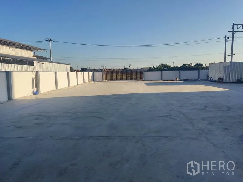 โรงงาน ขายในMueang Samut Sakhon, Samut Sakhon - ลานคอนกรีตกว้างภายในรั้วล้อม เหมาะสำหรับจอดรถบรรทุกและขนถ่ายสินค้า