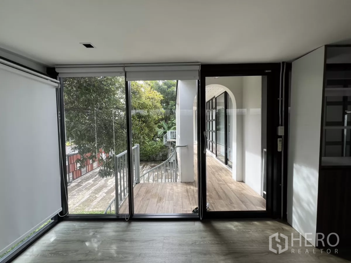 สำนักงานที่บ้าน ให้เช่าหรือขายในPhra Khanong, Bangkok - ห้องกระจกเปิดสู่ระเบียงและบันไดเวียนด้านนอก