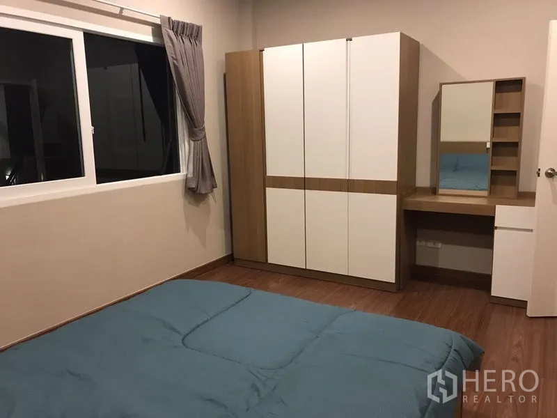 Detached House for rent or sale in Bang Na, Bangkok - Guest bedroom view showing white wardrobe and dressing table.
