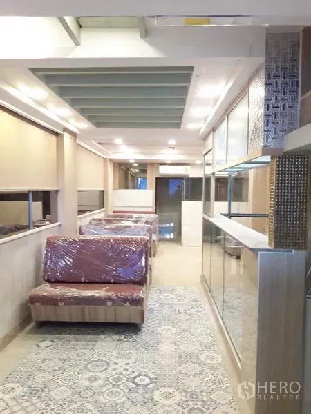 店屋 出租在Phra Nakhon, Bangkok - 店屋纵深室内，内置卡座，花纹地砖与嵌灯照明