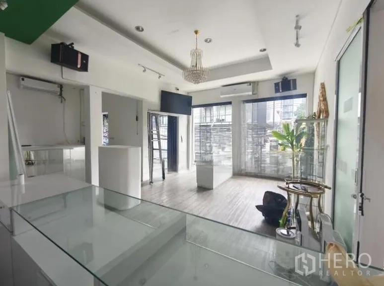 พื้นที่ขายของ for rent in Watthana, Bangkok - พื้นที่ร้านสว่างพร้อมหน้าร้านกระจกกว้าง แสงธรรมชาติ เหมาะโชว์สินค้า