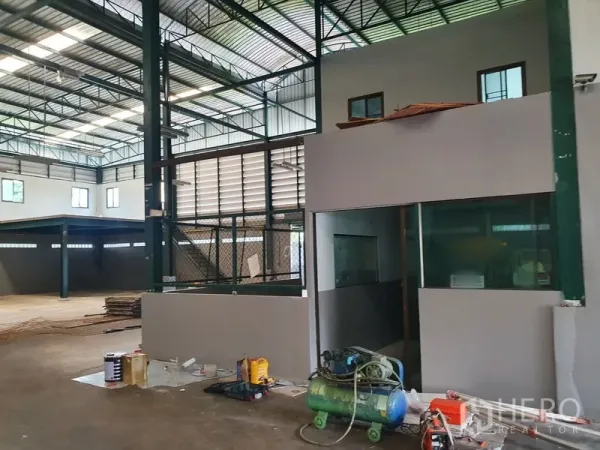 工厂 出租在Saphan Sung, Bangkok - 厂房内部钢结构，带夹层办公室、玻璃窗及地面设备。