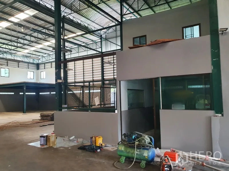 工厂 出租在Saphan Sung, Bangkok - 厂房内部钢结构，带夹层办公室、玻璃窗及地面设备。
