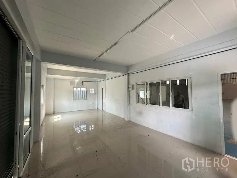 货栈 出租在Pathum Thani - 办公室，白色墙面与瓷砖地面，多扇窗户