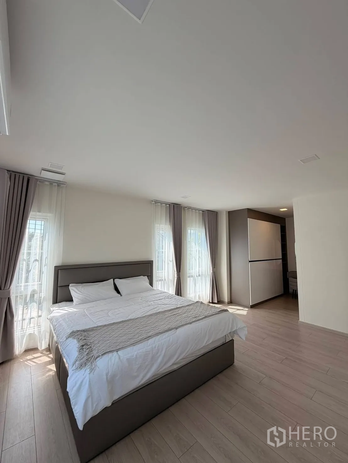 Detached House for rent in Bang Phli, Samut Prakan - Spacious master bedroom with corner windows, double bed and walk-in area.