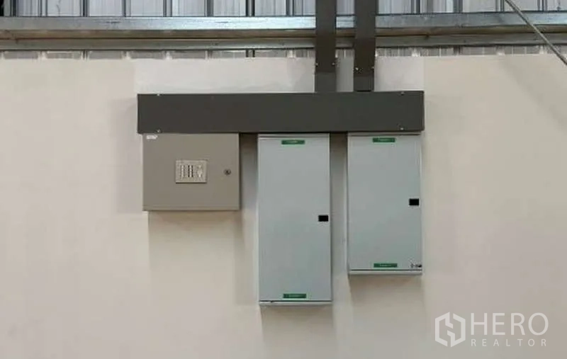货栈 出租在Mueang Rayong, Rayong - 仓库内部电气控制箱与线槽特写。