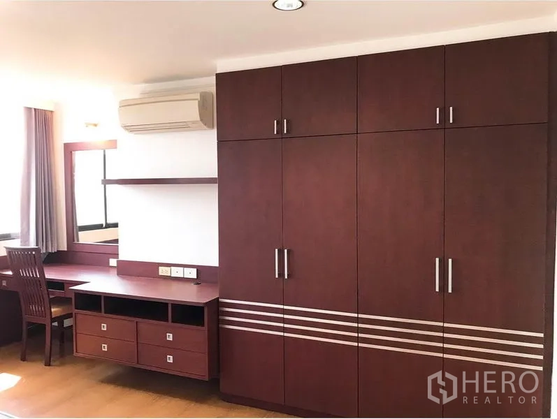 คอนโด ให้เช่าหรือขายในWatthana, Bangkok - พื้นที่เก็บของในห้องนอน ตู้เสื้อผ้าบิวท์อินเต็มผนัง โต๊ะทำงาน กระจก และแอร์